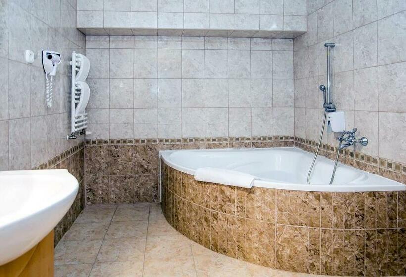 Family Suite, Narád