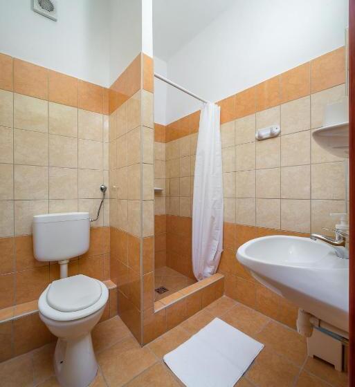 家庭间, Lipicai Hotel és étterem