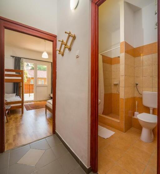 家庭间, Lipicai Hotel és étterem
