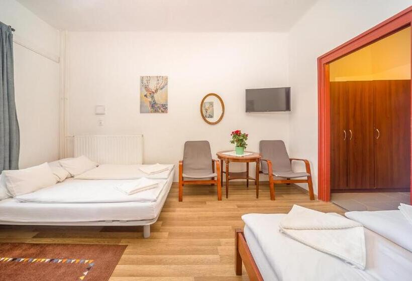 家庭间, Lipicai Hotel és étterem