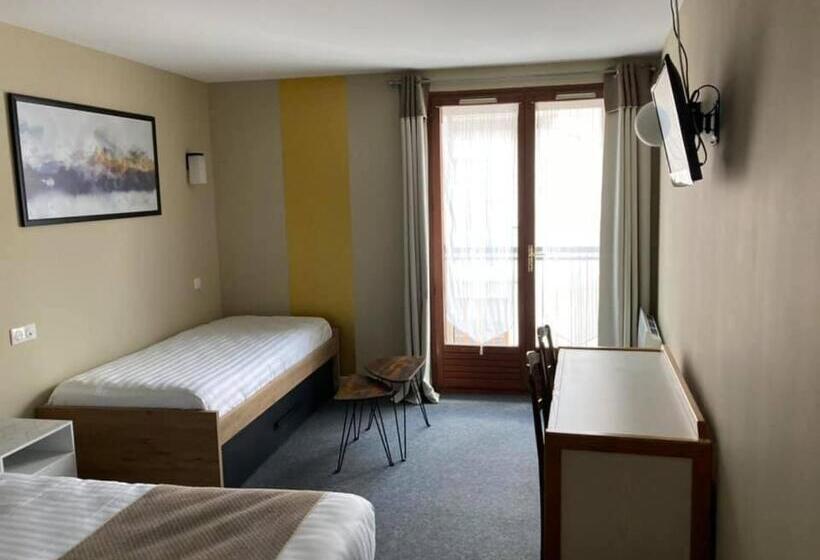 Семейный Номер, Logis Hotel Restaurant Des Voyageurs