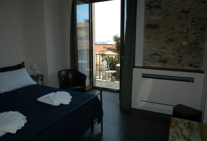 اتاق لوکس با چشم‌انداز دریا, Castello D Alcontres B&b