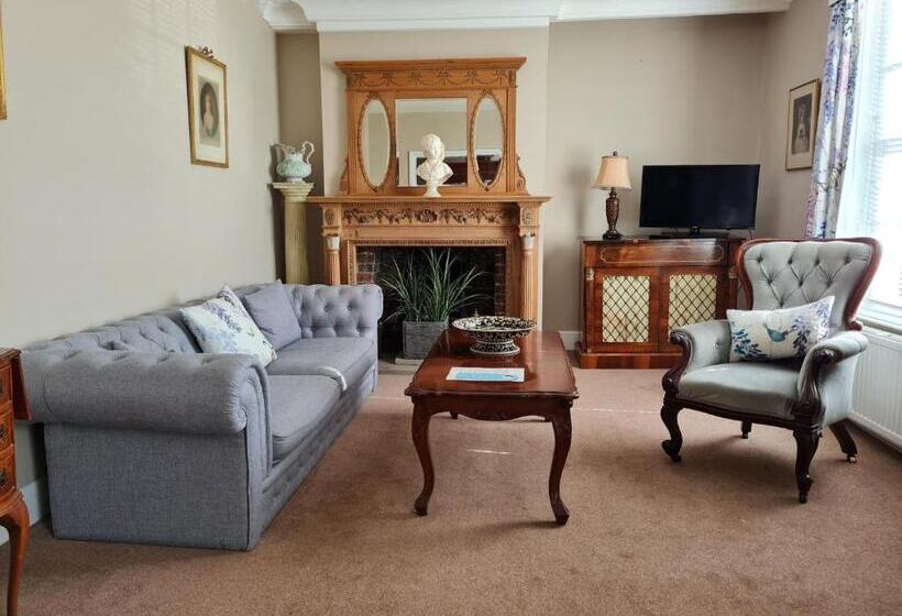 Полулюкс, Powdermills Country House