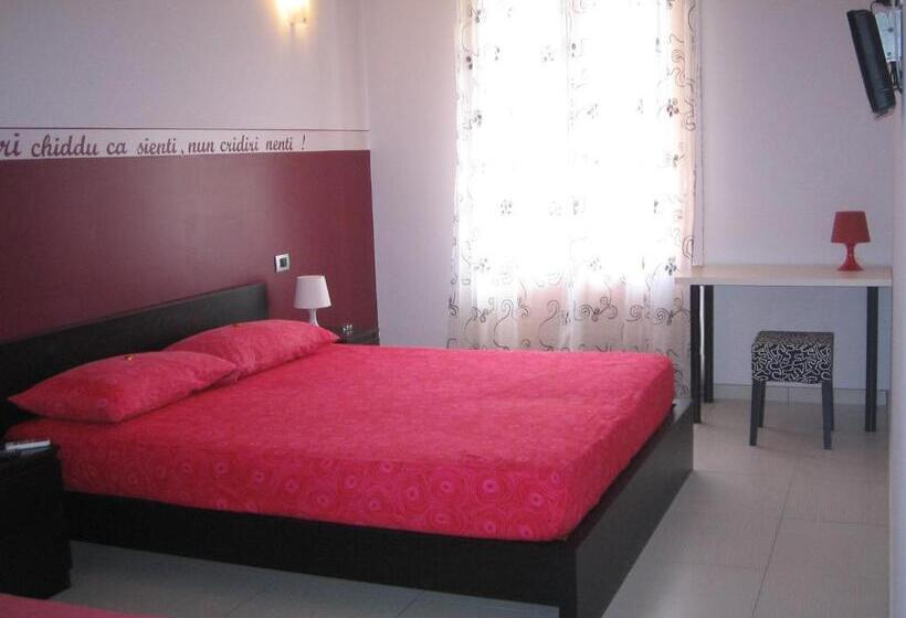 חדר סטנדרט לשלושה עם מרפסת, B&b Persi Nel Sud