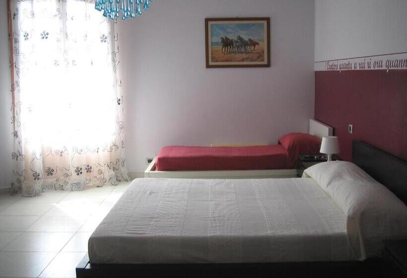 חדר לארבעה סטנדרטי עם מרפסת, B&b Persi Nel Sud