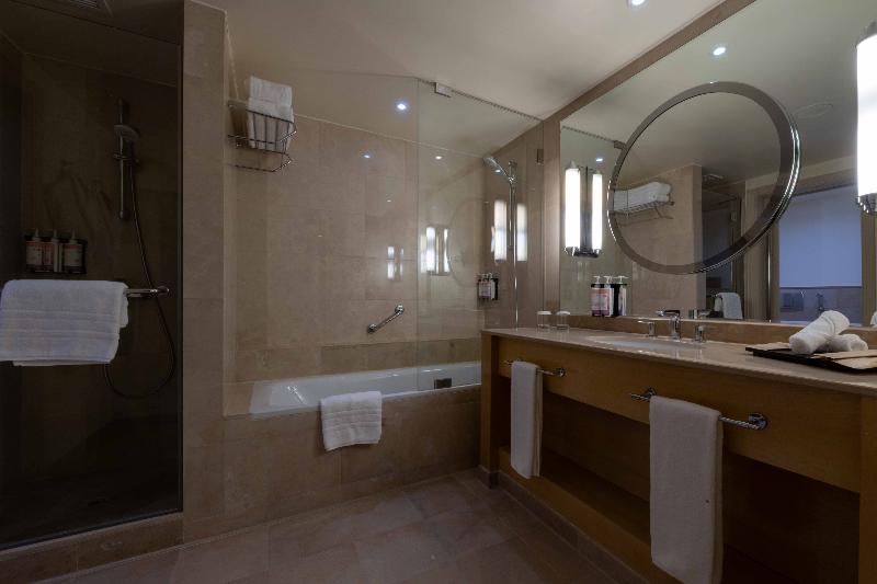 سوییت جونیور, Mövenpick Hotel Beirut