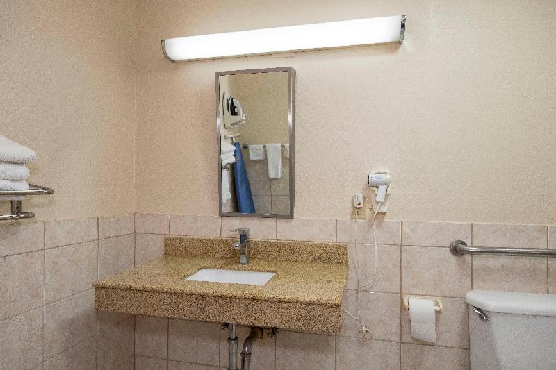 اتاق سوپریور با تخت بزرگ, Red Roof Inn Muscle Shoals