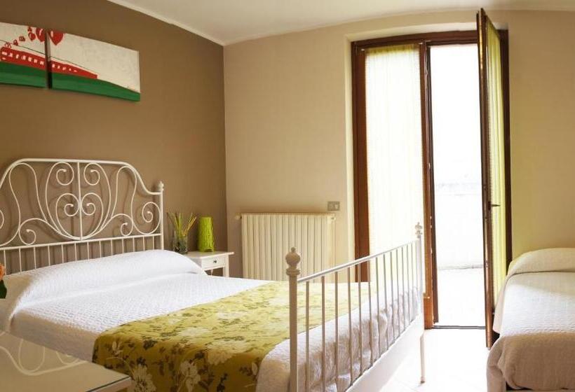 اتاق استاندارد سه نفره, Alexander Rooms