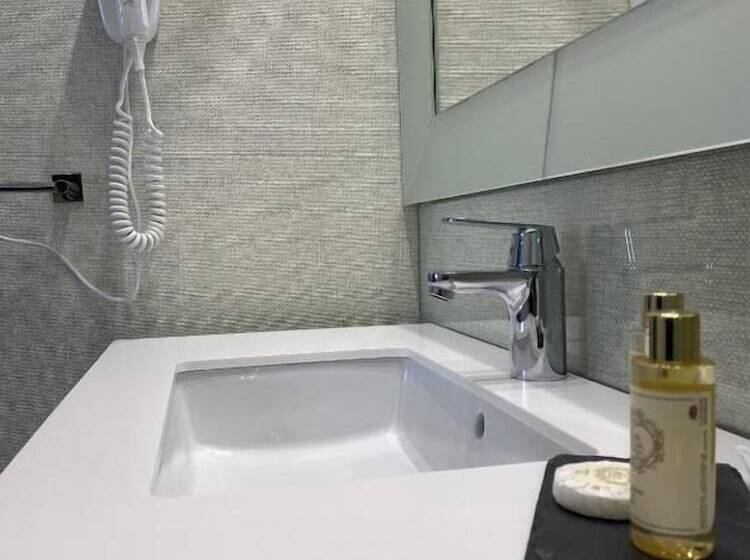 اتاق اساندارد با چشم‌انداز جانبی به دریا, Golden Beach Guest House & Rooftop Bar