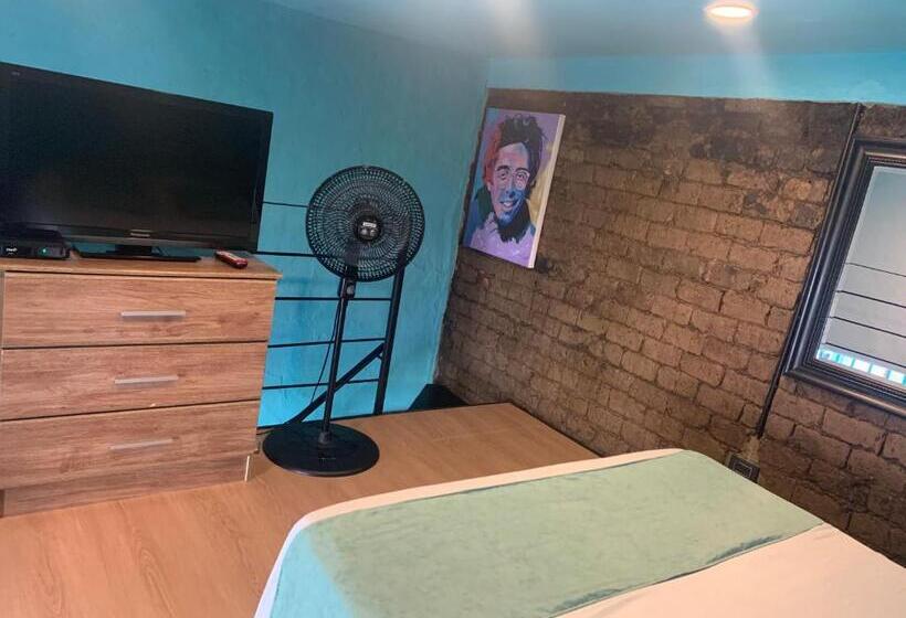 إستوديو سوبيريور, Moonshine Boutique Hostal
