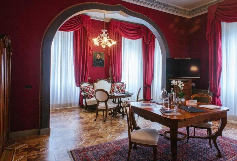 Suite with lake view, Relais & Chateaux Villa Crespi