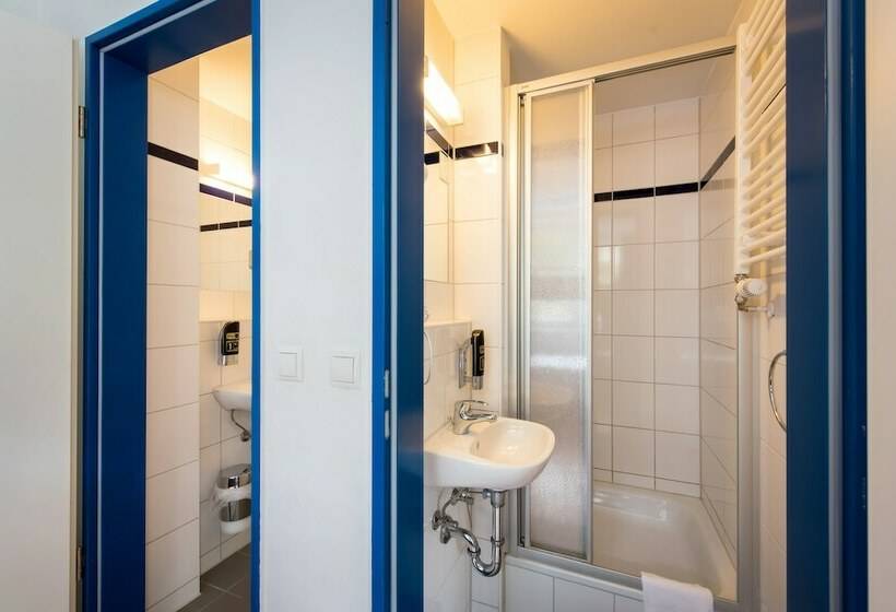 Säng i Delat Rum, a&o Berlin Mitte