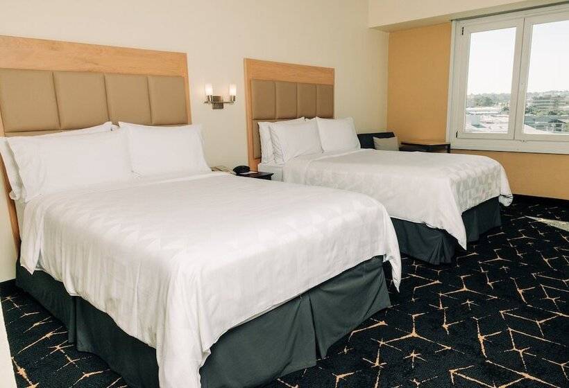 带2个双人床的标准工作室, Holiday Inn San Salvador, An Ihg