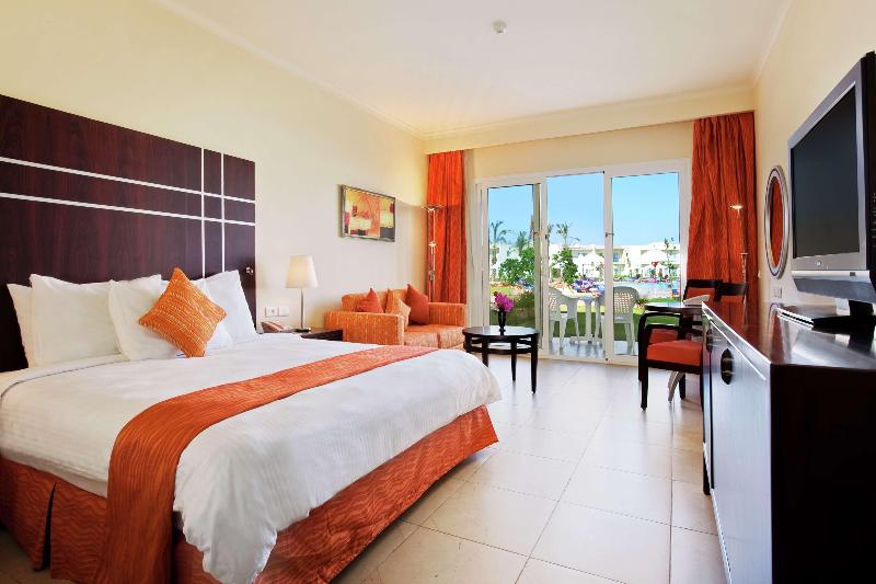 اتاق لوکس با چشم‌انداز استخر, Doubletree By Hilton Sharm El Sheikh  Sharks Bay Resort