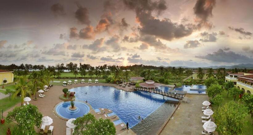 Люкс Вид на Бассейн, The Lalit Golf & Spa Resort Goa