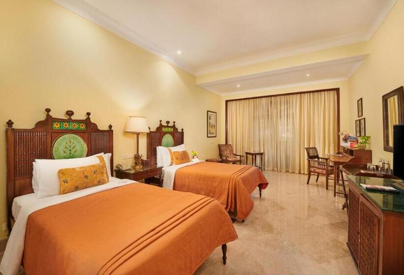 غرفة قياسية مطلّة علي حمام السباحة, The Lalit Golf & Spa Resort Goa