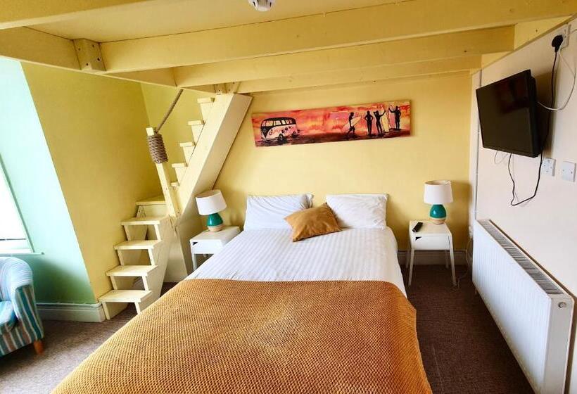 חדר משפחתי, Reef Lodge