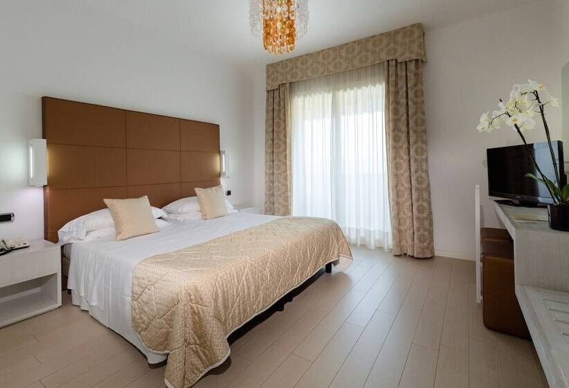 Полулюкс Вид на Бассейн, Continental Wellness & Spa