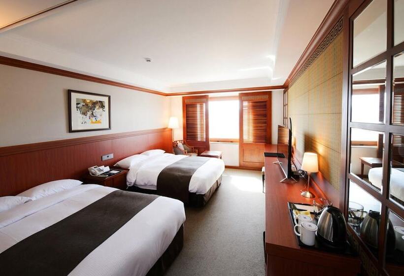 Номер Deluxe Вид на Озеро, Commodore Hotel Gyeongju
