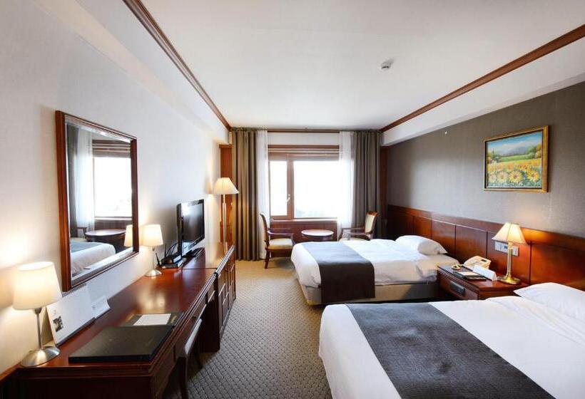 Superior room with lake view, Commodore Hotel Gyeongju