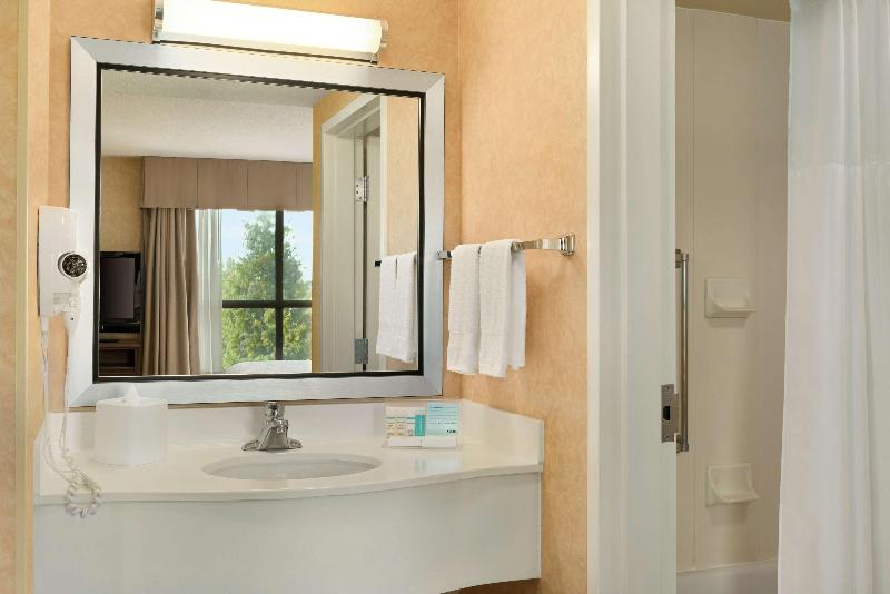 キングサイズベッドのデラックスルーム, Hampton Inn & Suites By Hilton Langley Surrey