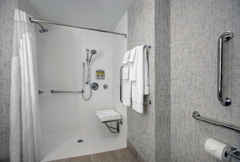 带大床的套房, Holiday Inn Express   Milwaukee Downtown, An Ihg