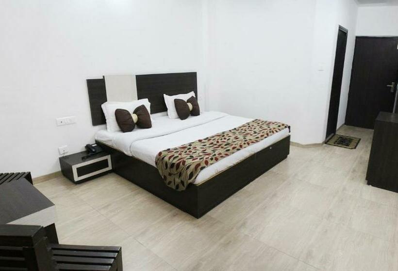 디럭스 룸, Vatika   The Riverside Resort