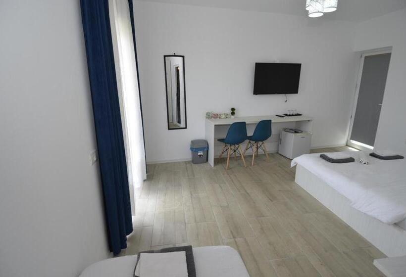اتاق استاندارد سه تخته با بالکن, Glow Guesthouse Costinesti