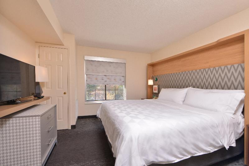 Люкс Кровать Кинг, Holiday Inn & Suites Raleigh Cary, An Ihg