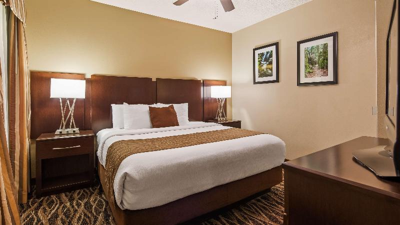 Люкс Кровать Кинг, Best Western Plus Russellville Hotel & Suites