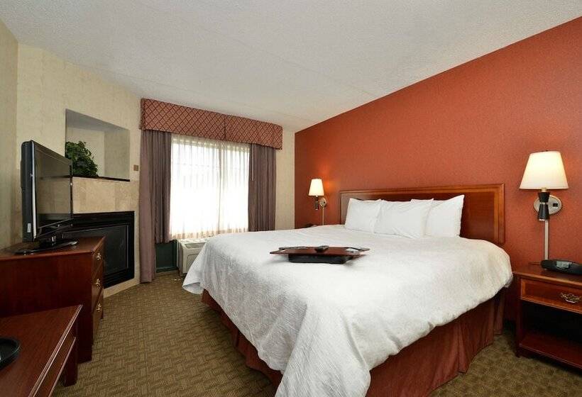 Люкс с гидромассажем, Hampton Inn East Aurora