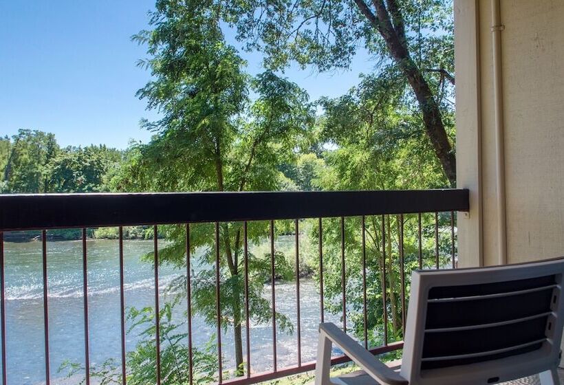 스탠다드 룸 더블 침대, Riverside Inn
