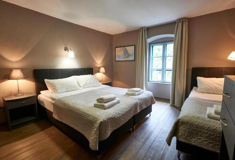 Habitación Triple Estándar, Postel Hostel