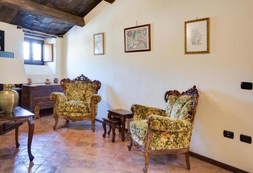Полулюкс, Castello Di Caccuri Suites