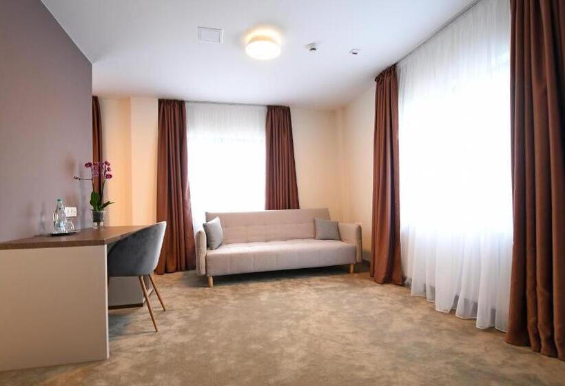 Студия Deluxe, Hoha Boutique