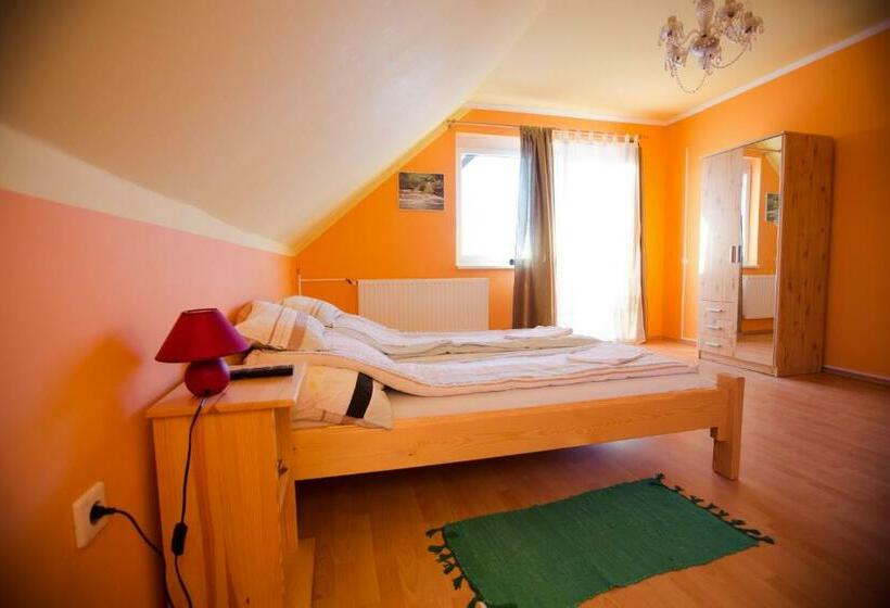 Номер Стандарт Четырехместный Совместный Санузел, Adonisz Vendégház