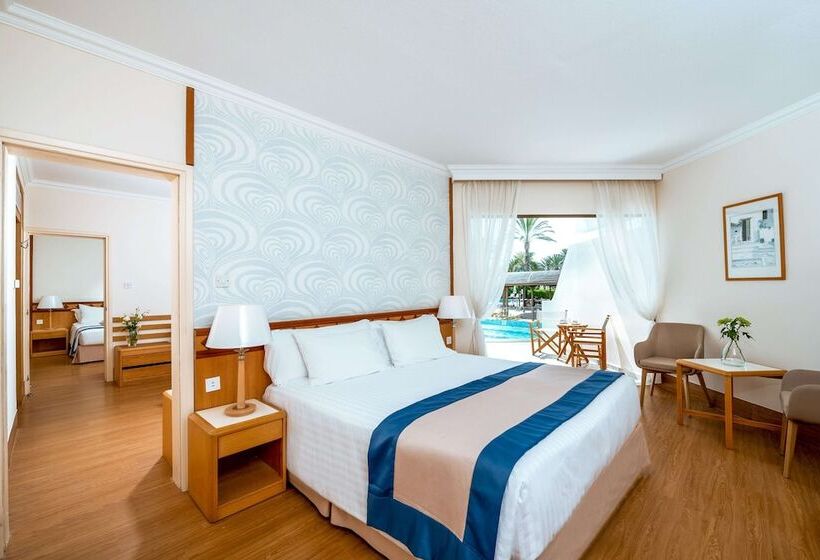 Семейный Номер, Constantinou Bros Athena Beach Hotel