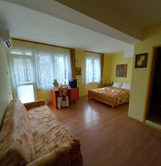 غرفة قياسية مزوَّدة بشُرفة, Hadjibulevata Guest House