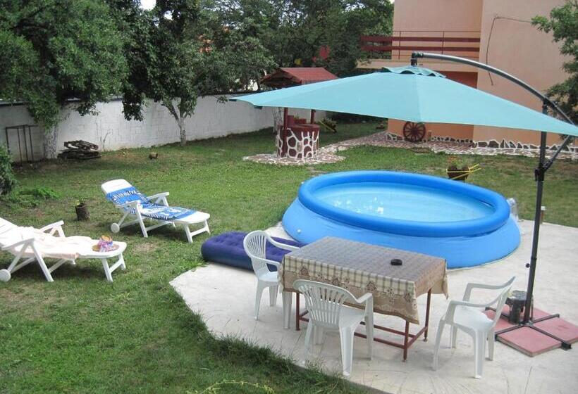 غرفة قياسية مزوَّدة بشُرفة, Hadjibulevata Guest House