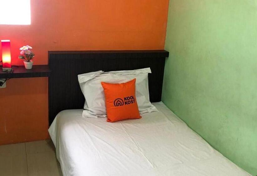 Номер Economy Индивидуальный, Koolkost Syariah Near Tunjungan Plaza 2