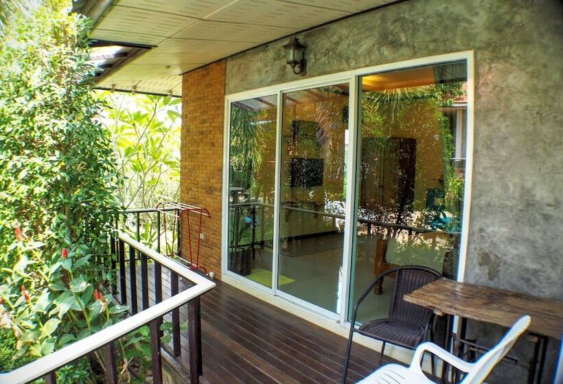 اتاق استاندارد با چشم‌انداز استخر, Pennapa Chalet