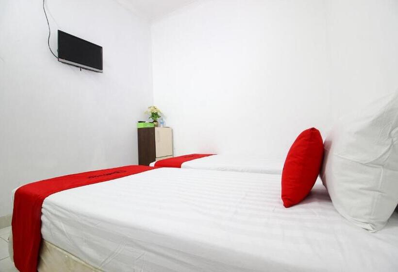 Номер Deluxe, Reddoorz Near Adisucipto Airport 3