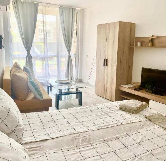 Студио Стандарт Вид на Сад, Apartments In Sunny Island Complex