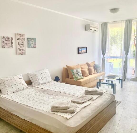 Студио Стандарт Вид на Сад, Apartments In Sunny Island Complex