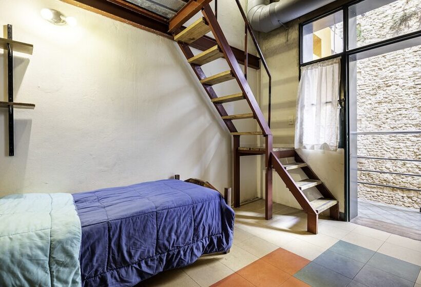 تختخواب در اتاق مشترک, Granados Hostel