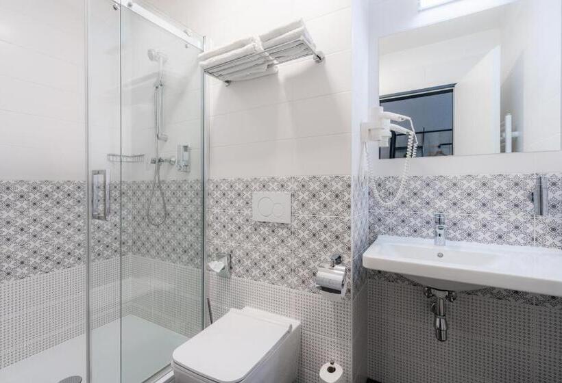 استودیوی سوپریور, Ea Aparthotel Melantrich