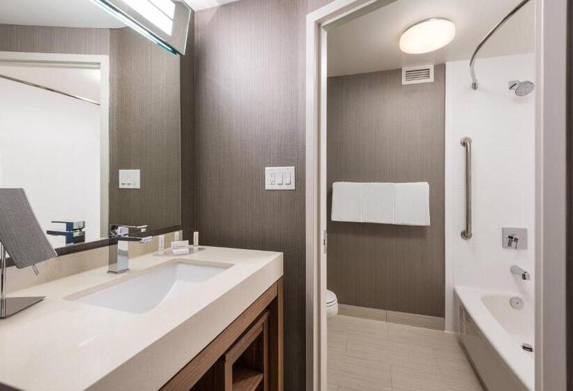اتاق استاندارد با تخت بزرگ, Courtyard By Marriott Toronto Vaughan