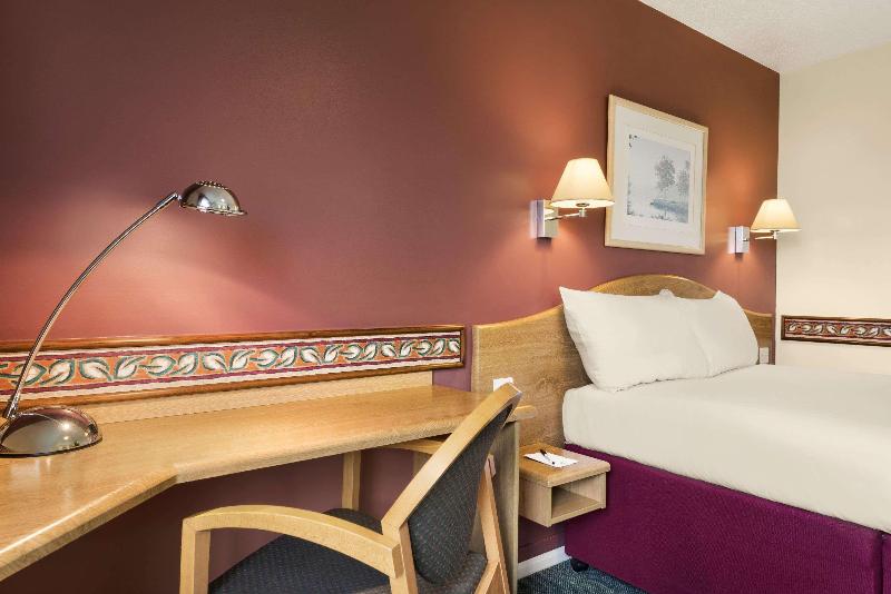 Номер Executive, Days Inn Michaelwood M5