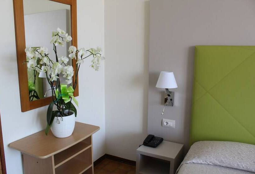 اتاق استاندارد سه نفره, Residence Holiday