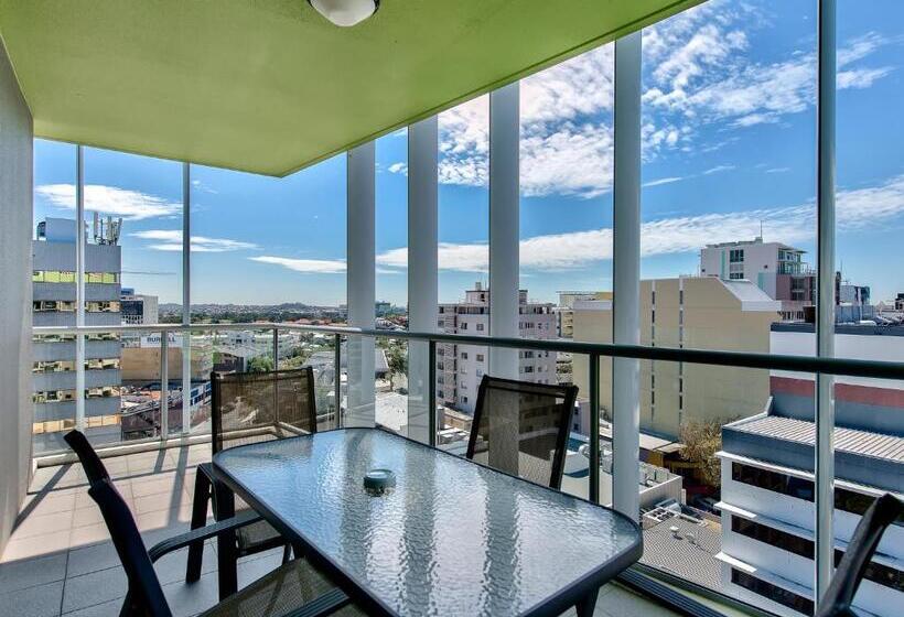 2 베드룸 이그제큐티브 아파트, Flynn Brisbane